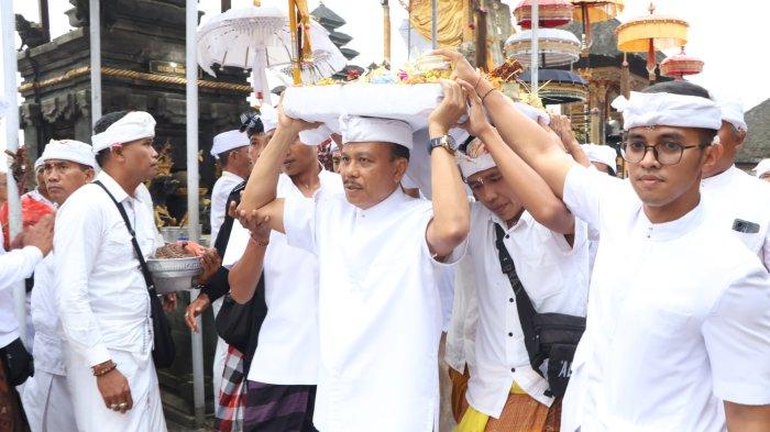 Penjabat Gubernur Bali, yang turut didampingi Sekda Provinsi Bali, Dewa Made Indra, mengucapkan terima kasih atas dukungan, partisipasi, serta antusias segenap masyarakat dan seluruh stakeholder dalam menyukseskan pelaksanaan IBTK Tahun 2024.