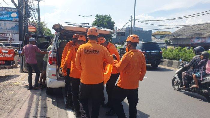 Proses evakuasi jasad seorang pria WNA yang berada di dalam bak penampungan air.
