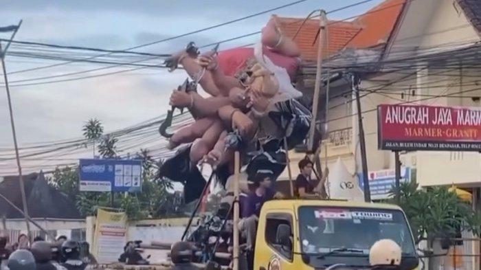 Proses Sekaa Teruna di Badung saat membawa ogoh-ogoh ke Puspem Badung pada Kamis 13 Maret 2025.
