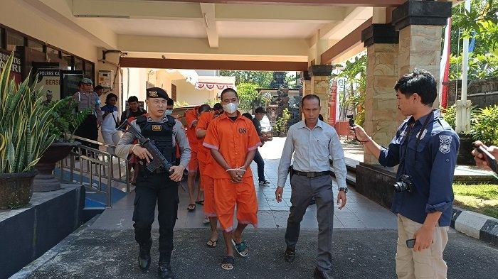 Petugas mengiring pelaku penyalahguna narkoba jenis sabu-sabu, diamankan Satuan Narkoba Kepolisian Karangasem, Selasa (29/8/2023).