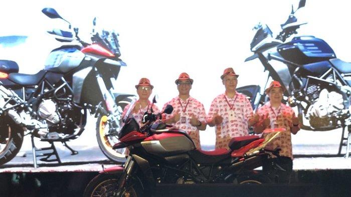 Jajaran BOD QJMotor Industry Indonesia foto bersama dengan salah satu lini motor flagship QJMotor yakni TOURINO 700 SX.