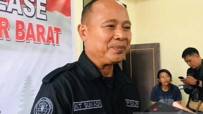 Kasi Humas Polresta Denpasar AKP I Ketut Sukadi menuturkan, saksi Benny Adam Lasbalima (25) mengungkap bahwa dirinya yang kala itu hendak berangkat kerja, mencium bau busuk dari arah kamar korban sekitar pukul 11.00 Wita.