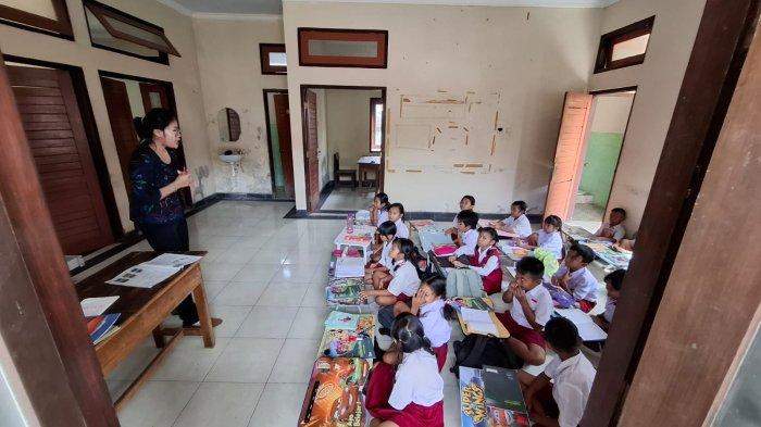 Siswa di SD N Satra belajar dengan kondisi lesehan di Poskesdes setempat.