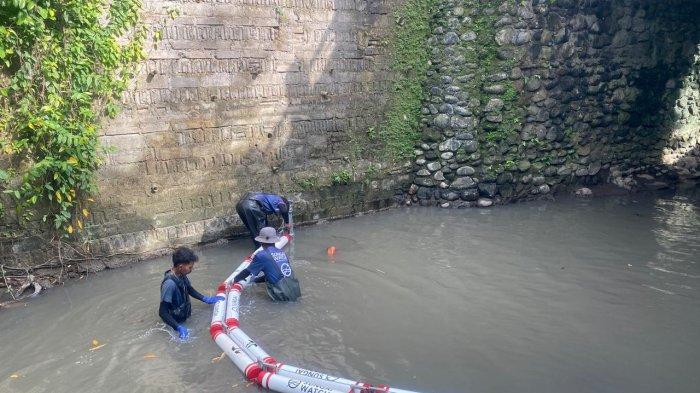 PENGHALANG SAMPAH - Instalasi penghalang sampah sungai yang diluncurkan di kawasan Desa Kekeran, Mengwi, Badung, Bali, Kamis (6/3).