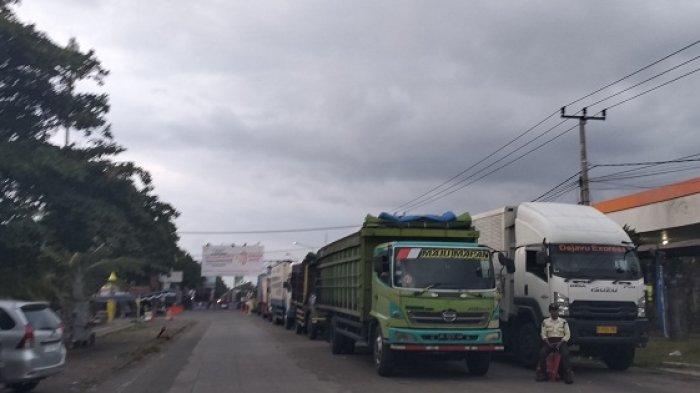 Antrian kendaraan angkutan barang menuju Pelabuhan Gilimanuk, Jembrana, Bali.