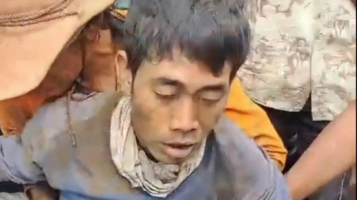 Evakuasi - rekan buruh bersama masyarakat desa Batur saat mengevakuasi Izanwadi yang tertimbun tanah bekas galian. Selasa (11/6/2024)