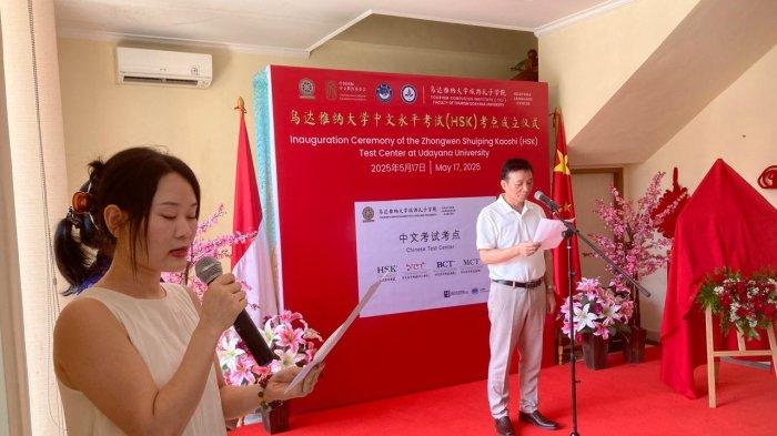 SOSOK - Mr. Lukemin saat memberikan sambutan di depan pejabat Unud.