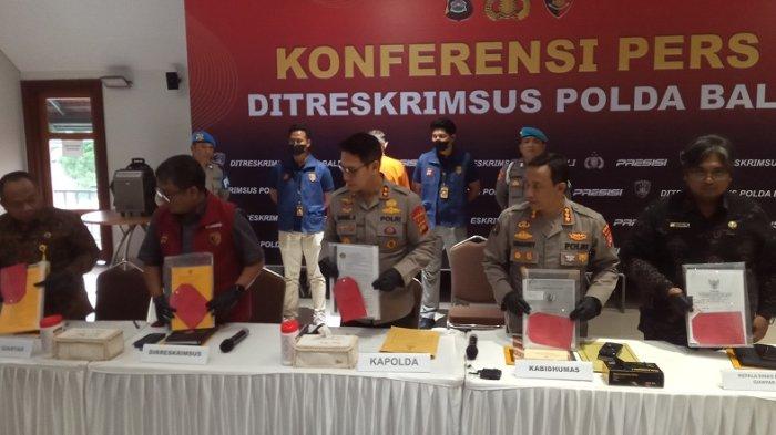 Kapolda Bali menggelar press conference menghadirkan tersangka WNA Jerman dalam kasus PARQ Ubud.