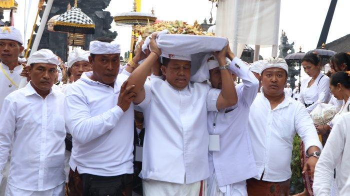 Penjabat Gubernur Bali, yang turut didampingi Sekda Provinsi Bali, Dewa Made Indra, mengucapkan terima kasih atas dukungan, partisipasi, serta antusias segenap masyarakat dan seluruh stakeholder dalam menyukseskan pelaksanaan IBTK Tahun 2024.