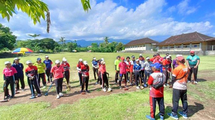 LATIHAN - Sebanyak 21 Atlet Woodball kontingen Bali menjalani Pelatda di Lapangan Padat Karya, Kelurahan/Kecamatan Sukasada, Buleleng jelang PON 2024, Minggu (14/4).