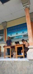 Siswa di SD N 2 Batumadeg di Kecamatan Nusa Penida harus belajar di luar kelas, karena kondisi bangunan sekolah mereka yang rusak parah, Jumat (26/4/2024).