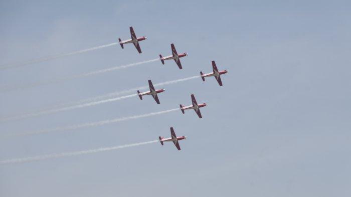 ATRAKSI - Suasana Jupiter Aerobatic Tim saat melakukan atraksi pada pembukaan BIAS 2024 di langit Bandar Udara Internasional I Gusti Ngurah Rai, Badung, Bali, Rabu (18/9).
