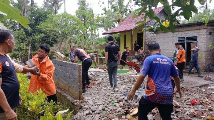 BPBD Jembrana menyalurkan bantuan kepada korban terdampak cuaca buruk, Jumat 13 Desember 2024.
Adalah korban rumah roboh yang terjadi di Banjar Tegak Gede, Desa Yehembang Kangin, Kecamatan Mendoyo, kemarin malam.