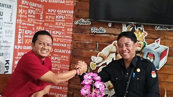Tribun Bali/I Wayan Eri Gunarta
KUNJUNGI KPU – Pemimpin Redaksi Tribun Bali, I Komang Agus Ruspawan (kiri) saat berbincang dengan Ketua KPU Gianyar, I Wayan Mura di Kantor KPU Gianyar, Rabu (24/4).