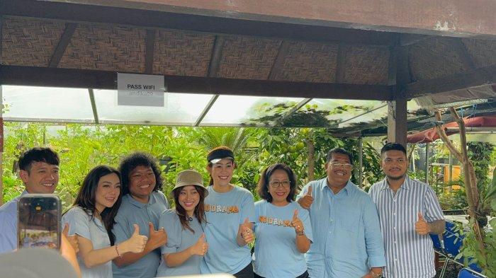 Calon Wakil Gubernur Bali, Putu Agus Suradnyana, didampingi para influencer di antaranya, Celine Evangelista, Tarra Budiman, Marshel Widianto, dan Tasya Revina mengunjungi wisata petik strawberry di Desa Pancasari, Kecamatan Sukasada, Kabupaten Buleleng, Selasa 12 November 2024.