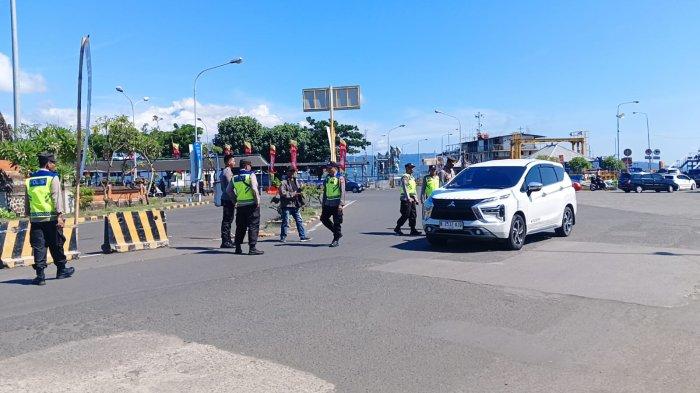Pemeriksaan identitas orang masuk Bali di Pos KTP Gilimanuk, Jembrana, Bali, Senin 15 April 2024.