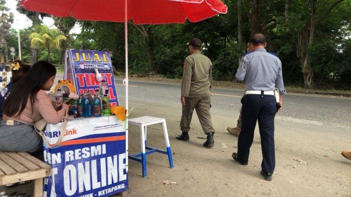TERTIBKAN GERAI - Petugas gabungan saat mendatangi gerai tiket kapal online yang berjejer di sepanjang jalur nasional menuju Pelabuhan Gilimanuk, Kecamatan Melaya, Jembrana, Senin (30/12).