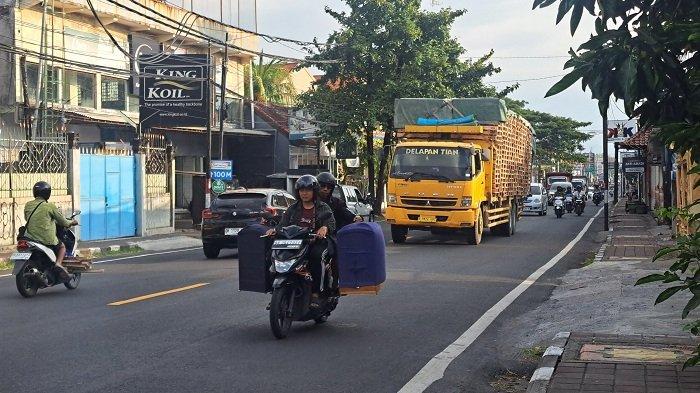 Truk Besar - Suasana ruas jalan Ahmad Yani (jalur Pantura) terlihat banyak dilintasi truk besar pasca pengalihan sementara arus lalulintas Denpasar-Gilimanuk. Minggu (13/7/2025)