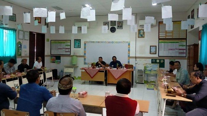 Suasana rapat kerja membahas persetujuan tanah saling menghibahkan antara Pemkab Badung dan Desa Adat Kedonganan.