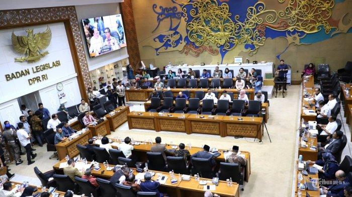PERINGATAN DARURAT - Suasana rapat kerja dengan Badan Legislasi DPR terkait pembahasan RUU Pilkada di Kompleks Parlemen, Senayan, Jakarta, Rabu (21/8). Dua putusan kontroversial terkait aturan dalam Pilkada 2024 keluar dalam waktu yang cepat. INZET: Unggahan tangkapan layar Peringatan Darurat oleh warganet trending di media sosial X.