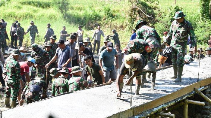 Pembangunan jembatan penghubung tiga desa di wilayah Desa Ringdikit, Kecamatan Seririt. Jumat (27/9/2024)