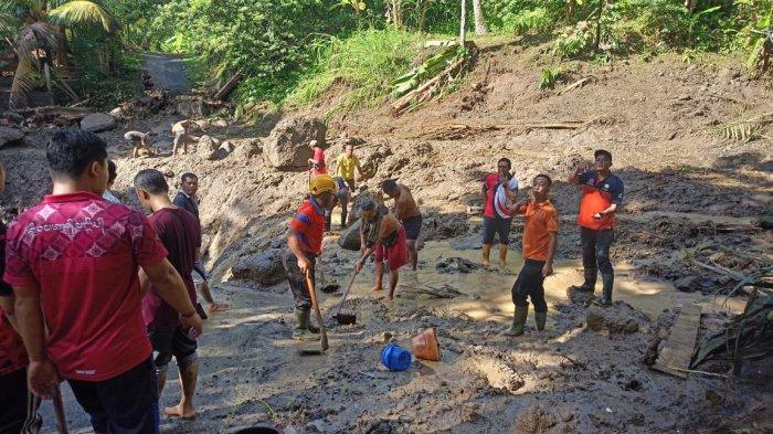 PEMBERSIHAN MATERIAL - Warga dan petugas saat membersihkan material longsor dan banjir bandang di Banjar Kalanganyar, Desa Gegelang, Kecamatan Manggis, Karangasem, belum lama ini.