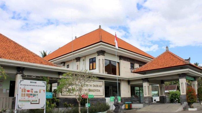 PELAYANAN – Sejumlah pegawai memberikan pelayanan di RSUD Gema Santi Nusa Penida, Klungkung kemarin.