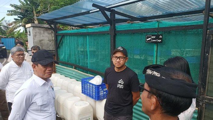 Menteri Lingkungan Hidup Hanif Faisol Nurofiq saat meninjau TPS3R Desa Bitera Gianyar.