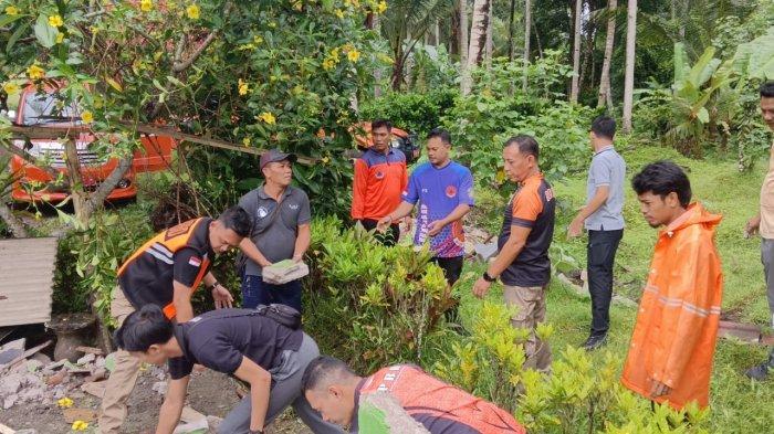 BPBD Jembrana menyalurkan bantuan kepada korban terdampak cuaca buruk, Jumat 13 Desember 2024.
Adalah korban rumah roboh yang terjadi di Banjar Tegak Gede, Desa Yehembang Kangin, Kecamatan Mendoyo, kemarin malam.