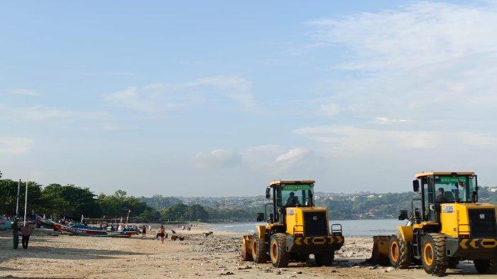 SAMPAH PANTAI – Petugas DLHK Badung saat membersihkan sampah di Pantai Kuta, Jumat (28/2). Musim sampah kiriman di Badung belum berakhir.