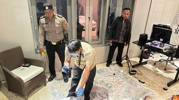 MAYAT - Aparat kepolisian Polsek Kuta Utara, saat melakukan identifikasi WNA yang meninggal di guest house room and studio, beralamat di jalan Merta Sedana, Lingkungan Pengubengan Kangin, Kelurahan Kerobokan Kelod,Kecamatan Kuta Utara pada Selasa 29 April 2025 sore.