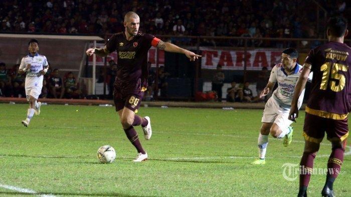 Bomber PSM Makassar, Wiljan Pluim tengah mengontrol bola kala menghadapi Persib Bandug. Semakin hari, geliat sejumlah klub di bursa transfer Liga 1 mulai menunjukkan keaktifannya. Salah satunya datang dari sang juara, PSM Makassar.