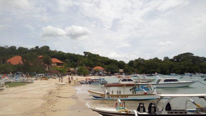 Sejumlah wisatawan mancanegara hendak akan melakukan snorkeling dan diving disekitar Pantai Padang Bai, Kecamatan Manggis, Kab. Karangasem