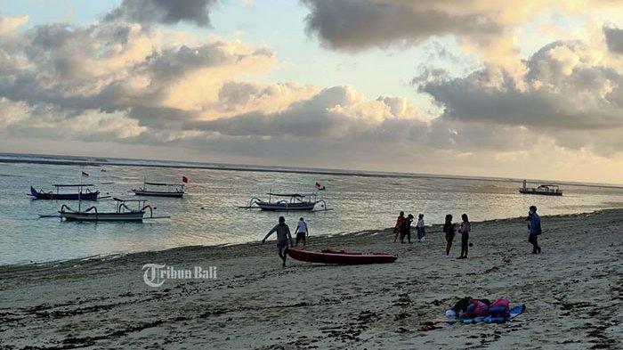 Wisatawan saat mengunjungi dan menikmati Pantai Pandawa beberapa waktu lalu.