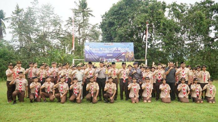 Upacara yang dipimpin Sekda Jembrana, I Made Budiasa yang juga selaku Ketua Kwarcab Gerakan Pramuka Jembrana diikuti oleh sekitar 150 peserta yang berasal dari TNI dan anggota Pramuka se-kabupaten Jembrana.