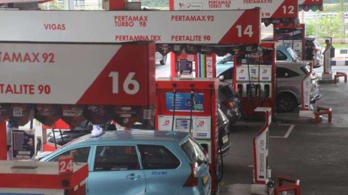 PENGISIAN BBM - Aktivitas pengisian Bahan Bakar Minyak (BBM) di Stasiun Pengisian Bahan Bakar Umum (SPBU) milik PT Pertamina di jalan MT Haryono, Jakarta, Selasa (2/7). Sinyal harga BBM naik, akan menyebabkan masyarakat kelas menengah paling terdampak.