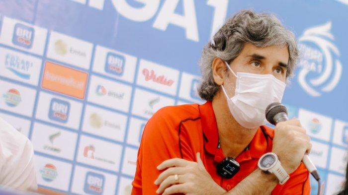 Pelatih Bali United, Stefano Cugurra Teco tampaknya tidak begitu silau dengan hadiah yang ditawarkan. Alih-alih menjawab target juara Piala Presiden 2024, target pelatih asal Brasil ini hanya sederhana yaitu pemainnya saling beradaptasi.