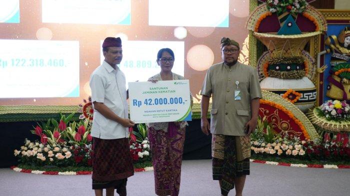 Badan Penyelenggara Jaminan Sosial Ketenagakerjaan (BPJamsostek) Cabang Bali Denpasar, menyerahkan santunan Jaminan Kematian (JKM).
Kepada perwakilan ahli waris almarhum, Ngakan Ketut Kartika seorang pekerja Rentan Dinas Pertanian Kota Denpasar. Ahli waris I Gusti Ayu Raka Ekawati menerima manfaat JKM Rp42 juta