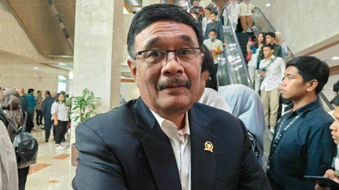 TIDAK TAKUT - Ketua DPP PDIP, Djarot Saiful Hidayat saat memberi keterangan kepada awak media, beberapa waktu lalu. Ia menyatakan tak takut menghadapi keluarga Jokowi di Pilkada Serentak 2024.