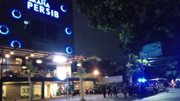 Petugas Berjaga - Ratusan Bobotoh geruduk Graha Persib, Usai Persib Bandung vs PSM Makassar kalah dengan skor 2-4.