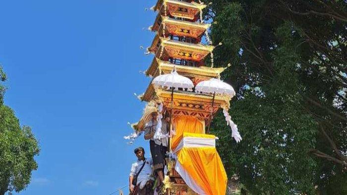 Suasana palebon di Kabupaten Gianyar, Bali, Senin 24 Juli 2023. Tampak petugas Pemkab Gianyar menggelar upacara kedinasan dalam palebon mendiang CBS di Setra Dalem Puri Ubud. Dan arakan bade di Kota Gianyar.