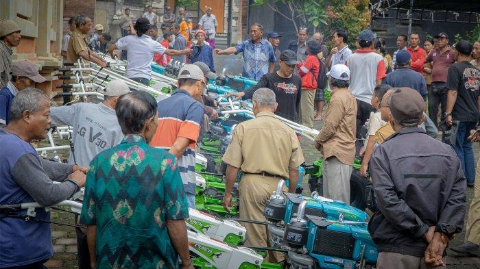 BANTUAN TRAKTOR - Pemkab Bangli saat menyerahkan bantuan traktor pada 20 kelompok tani di Bangli, Senin (24/6). Bantuan ini merupakan upaya pemerintah meminimalisir angka defisit beras.