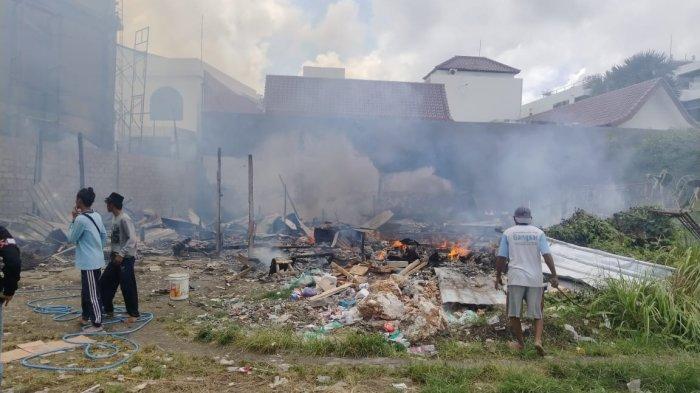 Situasi rumah bedeng yang terbakar di wilayah Tibubeneng, Kuta Utara, Badung, pada Senin 29 Juli 2024.