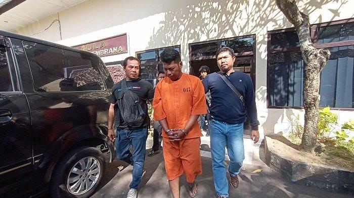 PEMBOBOL ATM - Polisi menunjukkan Andri Rahman, tersangka pembobolan ATM di sebuah minimarket, Senin (4/9). Polisi juga memperlihatkan barang bukti berupa alat tukang yang dipakai Andri saat merusak mesin ATM tersebut.