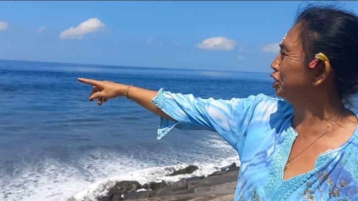 GEDUNG HANCUR - Kondisi gedung PPI di Dusun Karangdadi, Desa Kusamba, Klungkung, beberapa waktu lalu. Kini sisa-sisa gedung tersebut sudah hilang tersapu ombak. INZET: Warga menunjuk lokasi proyek PPI yang sudah tenggelam di laut.