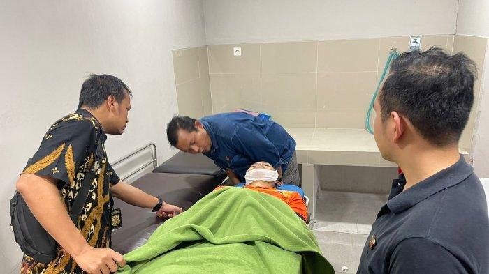 Polisi di Jakarta Utara saat memeriksa jenazah mahasiswa asal Klungkung yang meninggal dunia di kampusnya, Jumat (3/5/2024).