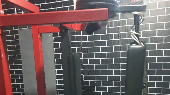 ALAT FITNES - Saat berusaha diturunkan, alat fitnes miring ke sisi barat. Dan pada saat bersamaan, datanglah sepeda motor yang dikendarai Kadek Mustika.