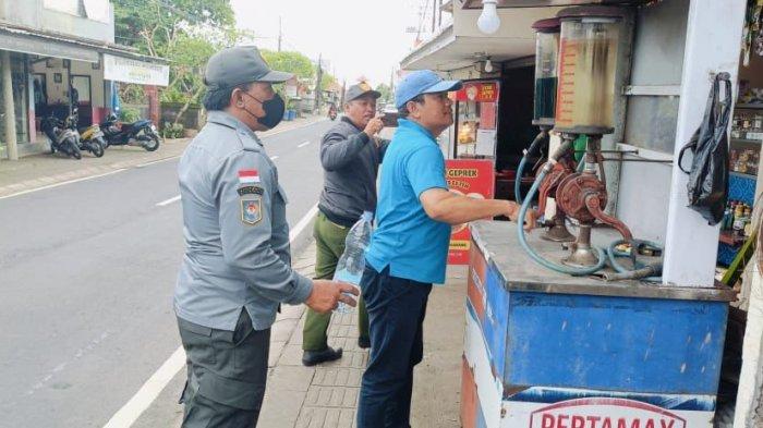 BBM Oplosan - Menurut Wayan Mudana, kejadian ini bermula dari laporan seorang warga yang membeli BBM jenis Pertalite di kios pertamini yang berlokasi di Jalan Alas Arum, Desa Kutuh, Kecamatan Kuta Selatan, Kabupaten Badung.