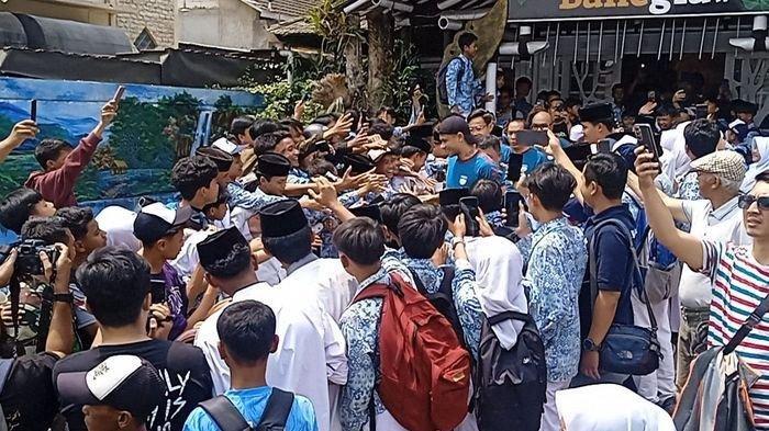 Para pemain Persib Bandung mendapat sambutan meriah dari warga Tanjungsari, Kabupaten Sumedang, saat mengikuti acara botram bersama Komisaris PT Persib Bandung Bermartabat (PBB), Umuh Muchtar, Kamis (12/10/2023).