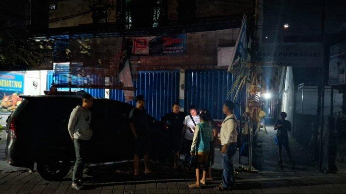 DIAMANKAN - Kepolisian saat menemui keberadaan remaja putri berusia 16 tahun asal Karangasem, berinisial IKN yang sempat dilaporkan hilang oleh keluarganya, Jumat (25/4).